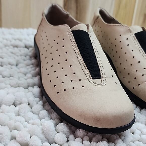 CLARKS COLLECTION NEW  CUSHION ELASTIC LOAFERS TAN IN VGUC CLEAN SIZE 6.5 LADIES - Picture 7 of 16